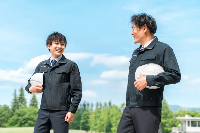 現場で話す納新のメンバー
