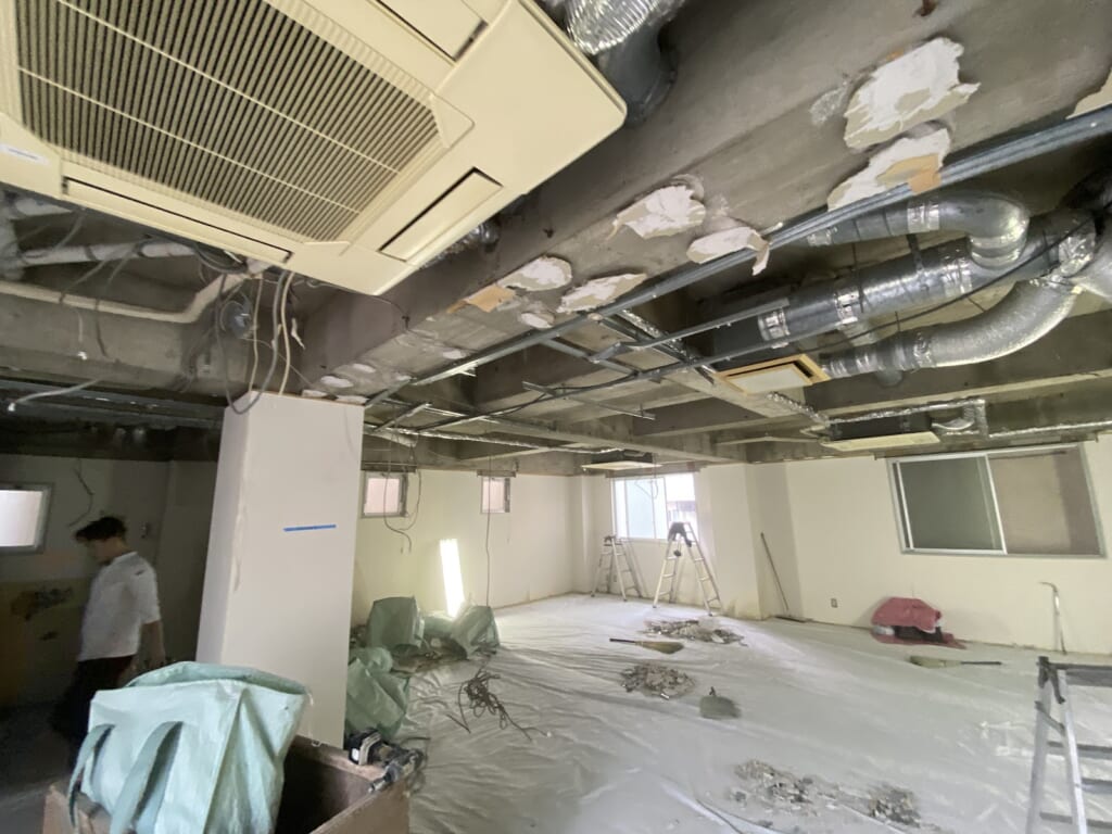 浜松町のホテル 解体後の天井と配管