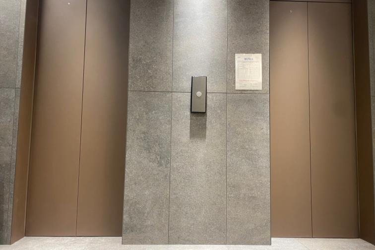 神田のビル 改修後のエレベーターホール