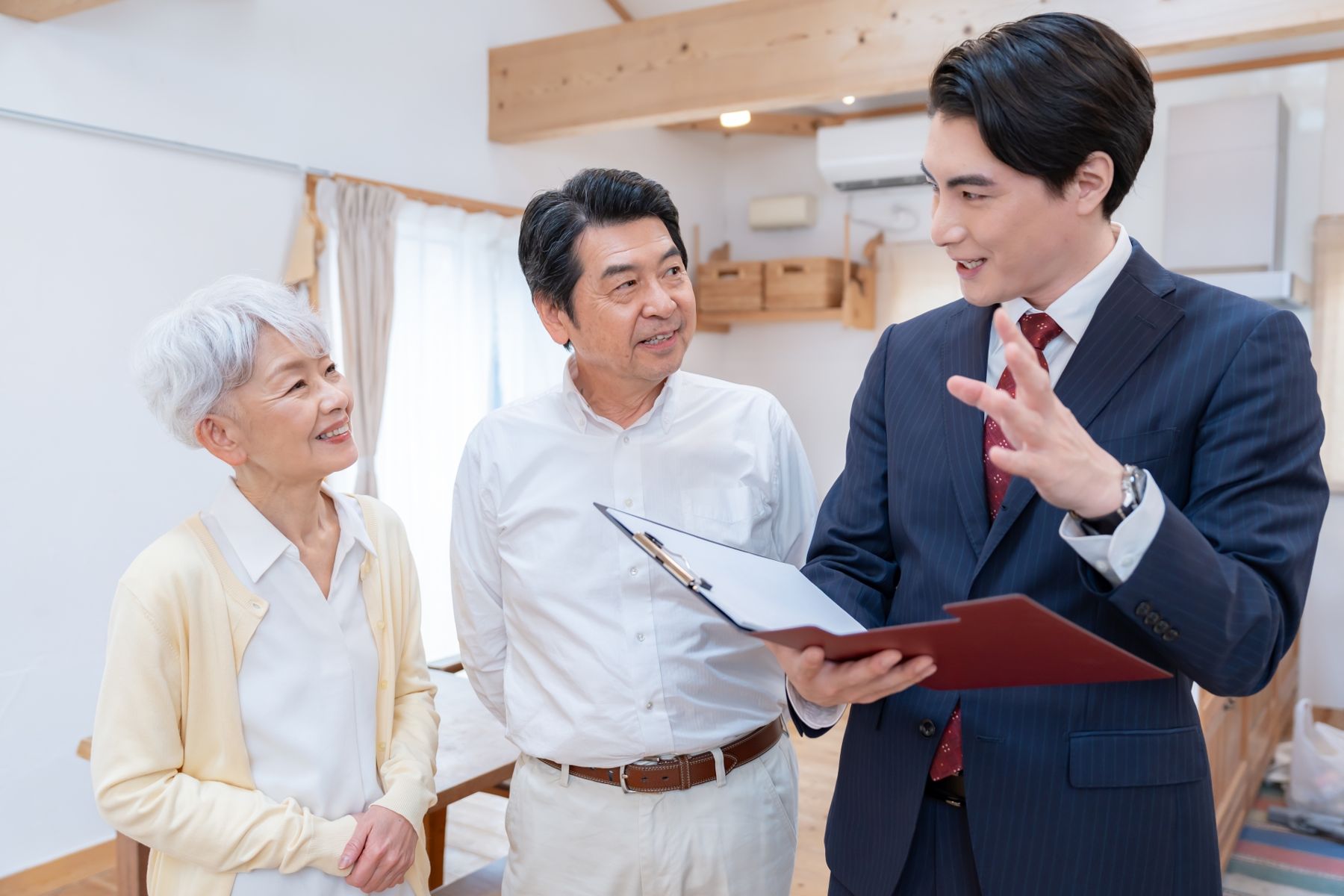 建物について説明を受けるご家族
