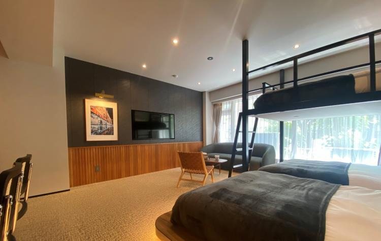 新宿の客室 ベッドと二段ベッド